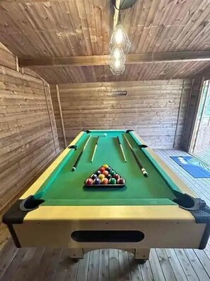 Games room - ZEcamping 3* piscine chauffée chiens acceptés locatif BBQ 2 pers (Saucède)