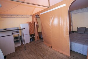 2 bedrooms, WiFi - ZEcamping 3 étoiles piscine pet friendly tente BBQ 20m2 4 pers (Mazères)
