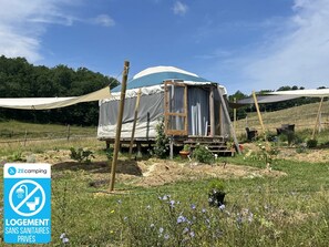 A camping site with a tent-like structure, surrounded by a fence, and a sign indicating private lodging without sanitary facilities. - ZEcamping 4* piscine chauffée chiens acceptés club enfant roulotte BBQ (Estipouy)