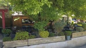 Outdoor dining - ZEcamping 3* piscine chauffée en saison - locatif 17m2 (Antonne-et-Trigonant)