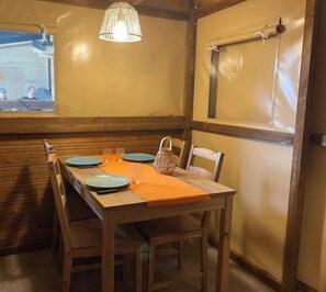 Dining - ZEcamping 3 étoiles 500m plage espace aquatique locatif BBQ 20m2 (Plobannalec-Lesconil)