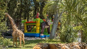 A zoo with giraffes and a colorful train ride. - ZEcamping 3 étoiles piscine animaux acceptés tente 12m2 2 pers (Tuchan)