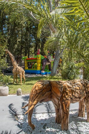 Ein Zoo mit Giraffen und einer bunten Zugfahrt.