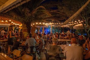 Outdoor dining - ZEcamping 3 étoiles piscine animaux acceptés tente 12m2 2 pers (Tuchan)