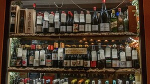 A wine display with various bottles and a neon sign above. - ZEcamping 3 étoiles piscine animaux acceptés tente 12m2 2 pers (Tuchan)