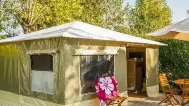 A single-room tent with a window, a door, and a small deck area with two chairs. - ZEcamping 3 étoiles piscine couverte locatif BBQ 4 pers (Sandrans)
