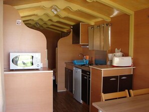 Kühlschrank, Mikrowelle, Herdplatte, Toaster