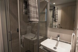 Een douche, een haardroger, handdoeken, zeep