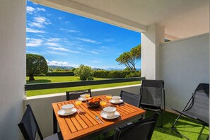 Outdoor dining - Le Refuge de la Roseraie - Welkeys (Bidart)