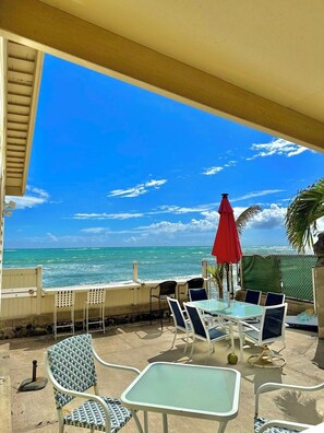 Outdoor dining - Ocean view Beach House (Ewa Beach)