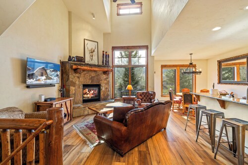 EagleRidge Abode | Great Location | Pool & Hot Tubs | Walk To Slopes