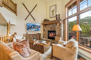Smart TV, fireplace, offices - EagleRidge Abode | Air Conditioning | Pool & Hot Tubs | Walk To Slopes (Steamboat Springs)