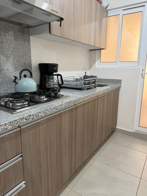 Kühlschrank, Mikrowelle, Wasserkocher mit Kaffee-/Teezubehör