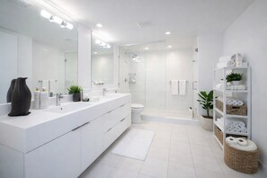 Bathroom - 2-bedroom suite in Downtown Toronto (Toronto)