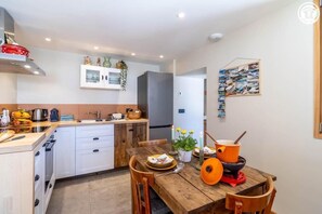 Fridge, microwave, oven, stovetop - Chez Bert - LES DESERTS (LES DESERTS)