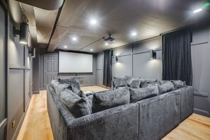 Interior - Theater Room, Pool Table, Arcade, 2 miles frm Downtown Lake Geneva, Quiet Neighborhood (Lake Geneva)
