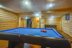 Game room - Theater Room, Pool Table, Arcade, 2 miles frm Downtown Lake Geneva, Quiet Neighborhood (Lake Geneva)