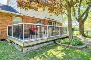 Terrace/patio - Theater Room, Pool Table, Arcade, 2 miles frm Downtown Lake Geneva, Quiet Neighborhood (Lake Geneva)