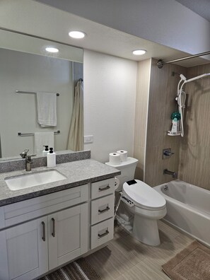 Hair dryer, bidet, towels, soap - Waikiki  beach is just across  street. (Honolulu)