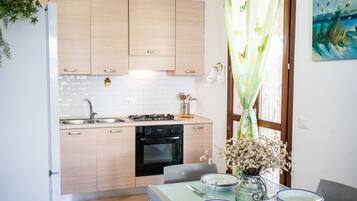 Coffee/tea maker, fridge, microwave, oven