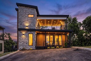 Exterior - Hot Tub,Gym Equipment, Speakeasy Game Room & Views (Sevierville)