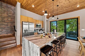Coffee/tea maker, fridge, microwave, oven - Hot Tub,Gym Equipment, Speakeasy Game Room & Views (Sevierville)