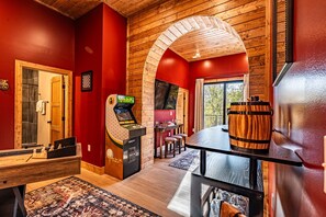 Interior - Hot Tub,Gym Equipment, Speakeasy Game Room & Views (Sevierville)