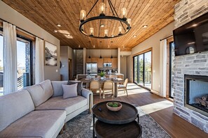 Smart TV, chimenea y libros 