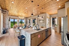 Interior - Hot Tub,Gym Equipment, Speakeasy Game Room & Views (Sevierville)