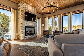 Smart TV, fireplace, books - Hot Tub,Gym Equipment, Speakeasy Game Room & Views (Sevierville)