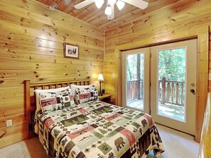 5 bedrooms, free WiFi, bed sheets - Spacious Smoky Mountain Cabin Rental | Sleeps 12 | Game Room & Hot Tub (Pigeon Forge)