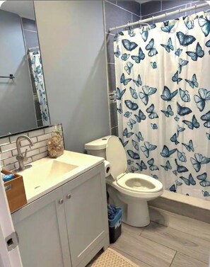 Toalhas de banho, sabonete, papel higiênico 