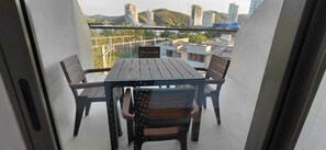 Outdoor dining - Vrbo Property (Gaira)