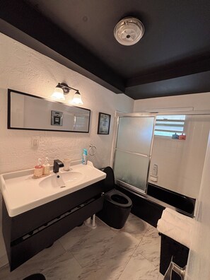Shower, towels, soap, toilet paper - Delightful 2-bedroom apartment with AC in Beverly Hills near Rodeo Dr. (Beverly Hills)