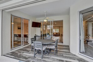 Ein modernes Interieur mit Essbereich, Deckenventilator und Fernseher.