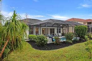 Exterior - Spacious 4-bedroom house with private pool and golf course community (Lehigh Acres)