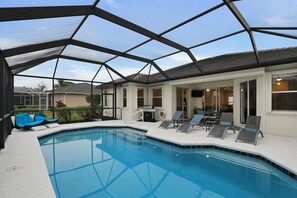 Pool - Spacious 4-bedroom house with private pool and golf course community (Lehigh Acres)
