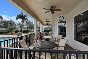 Outdoor dining - Spacious 4-bedroom house with private pool and golf course community (Lehigh Acres)
