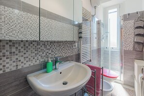 Hair dryer, bidet, towels, soap - 10 Min Colosseum. Freshly Renovated Apartment, Pigneto , Self Check-in h24 Open (Roma)