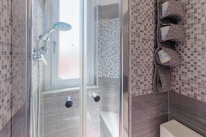 Hair dryer, bidet, towels, soap - 10 Min Colosseum. Freshly Renovated Apartment, Pigneto , Self Check-in h24 Open (Roma)