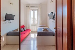 2 bedrooms, iron/ironing board, WiFi, bed sheets - 10 Min Colosseum. Freshly Renovated Apartment, Pigneto , Self Check-in h24 Open (Roma)