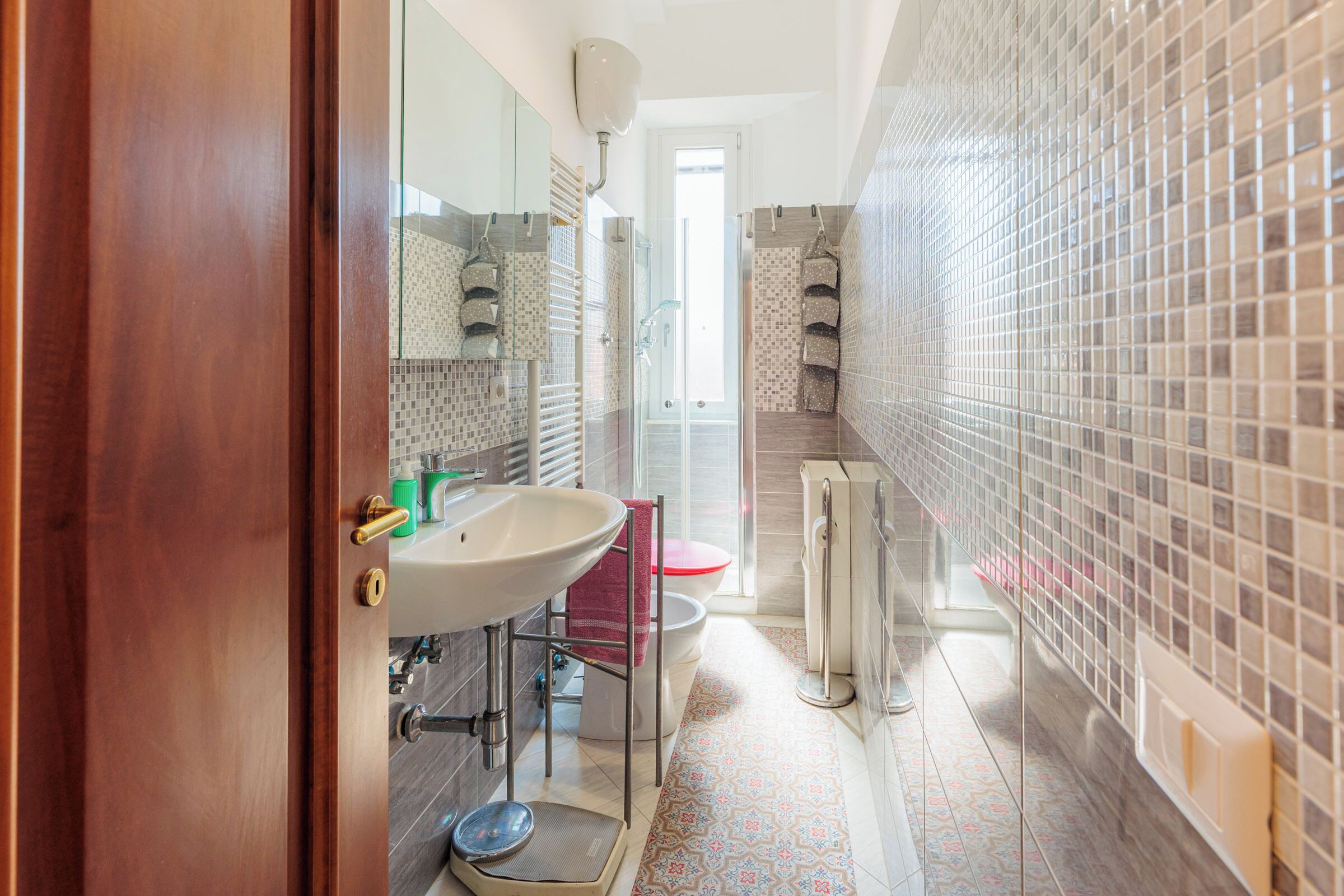 Sèche-cheveux, bidet, serviettes fournies, savon
