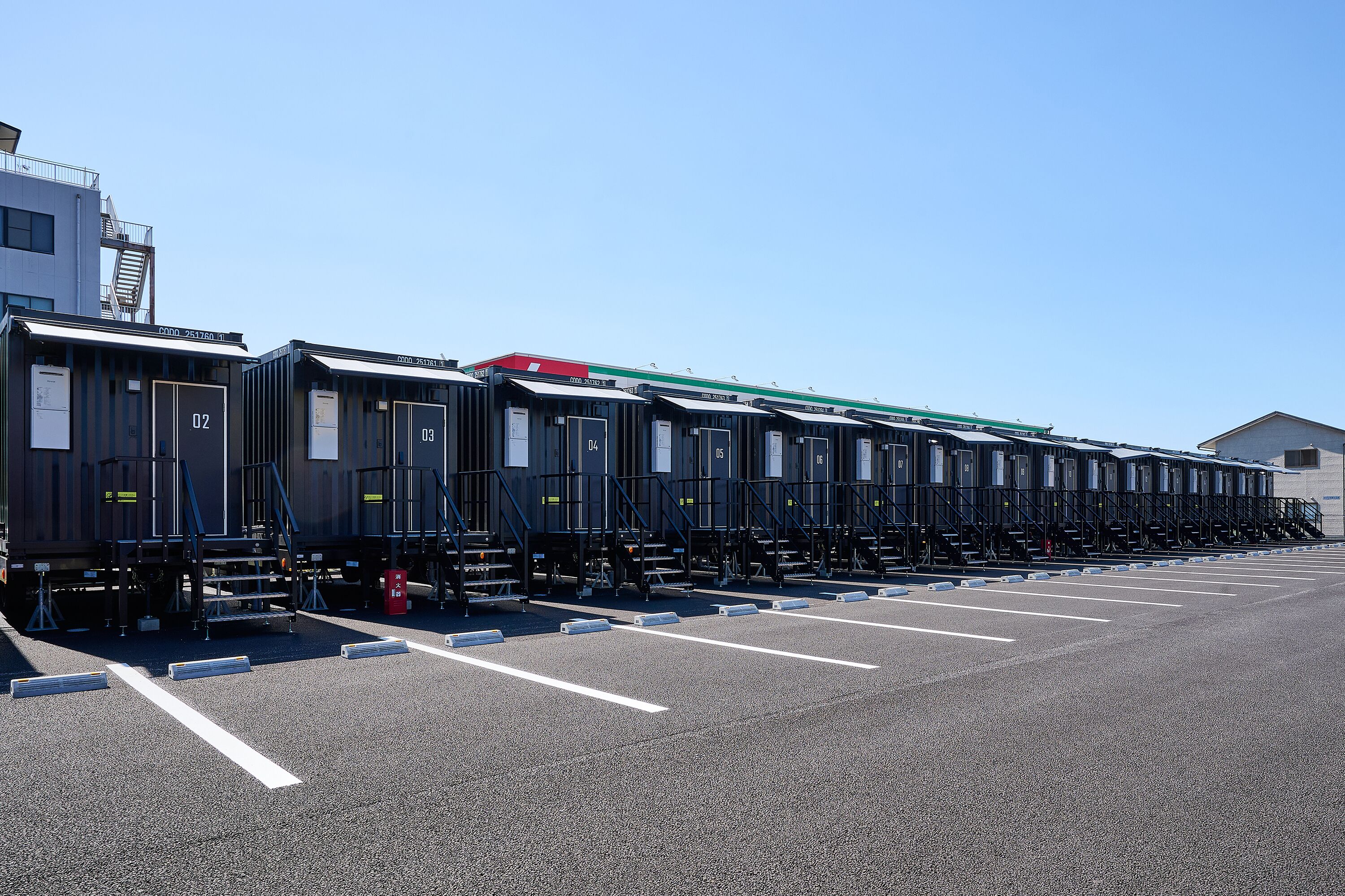 Una fila de vagones de tren estacionados en una estación.