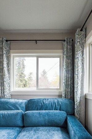 Living area - The Palouse Perch. A cozy spot within walking distance of downtown Moscow. (Moscow)