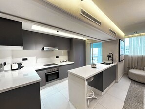 Private kitchen - Modern Luxury 3BR • AC • Walk-in Shower • Perfect Stay (طنجة)