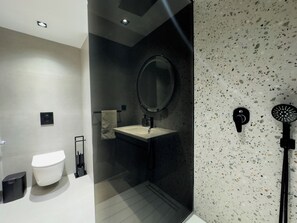 Douche, serviettes fournies, savon, papier toilette