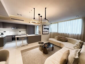 Living area - Modern Luxury 3BR • AC • Walk-in Shower • Perfect Stay (طنجة)
