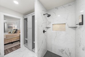 Dusche, Handtücher, Toilettenpapier