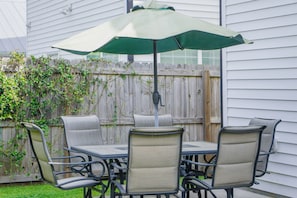 Outdoor dining - Downtown Jewel- With Outdoor Hang Out (Wilmington)