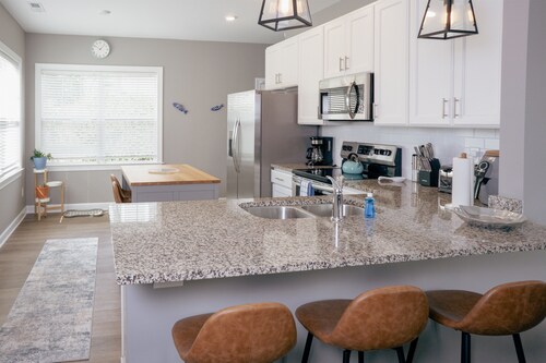 Downtown Jewel- With fenced in yard for the pups!